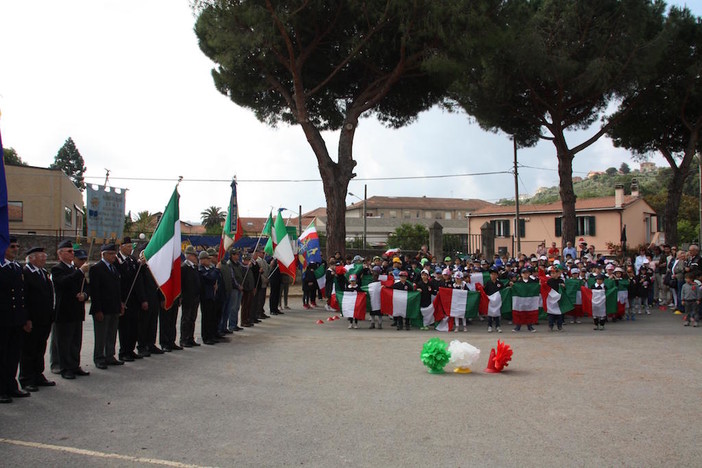 Imperia: il Lions Club La Torre consegna 150 bandiere tricolore alla scuola di Caramagna