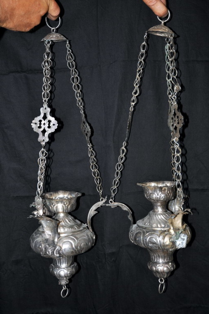 Imperia: sequestrati due preziosi candelabri antichi provento di un furto Imperia: sequestrati due preziosi candelabri antichi provento di un furto