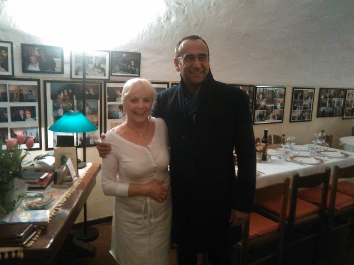#Sanremo2015: Carlo Conti ieri sera a cena mangiando i ravioli di Ornella in piazza Bresca da 'Vittorio' #Sanremo2015: Carlo Conti ieri sera a cena mangiando i ravioli di Ornella in piazza Bresca da 'Vittorio'