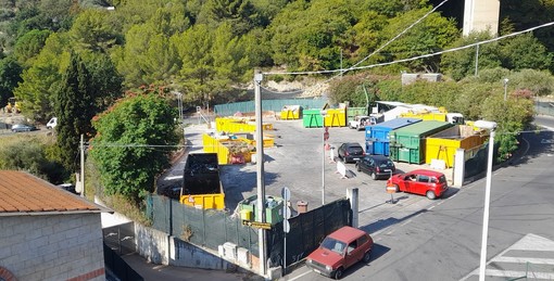 Imperia, raccolta vetro troppo ‘rumorosa’: monta la protesta dei residenti di via Artallo e viale Acquarone