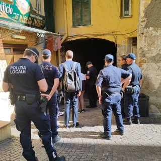 Ventimiglia: in una sola mattinata emessi 8 verbali da oltre 2000 euro di sanzioni Ventimiglia: in una sola mattinata emessi 8 verbali da oltre 2000 euro di sanzioni