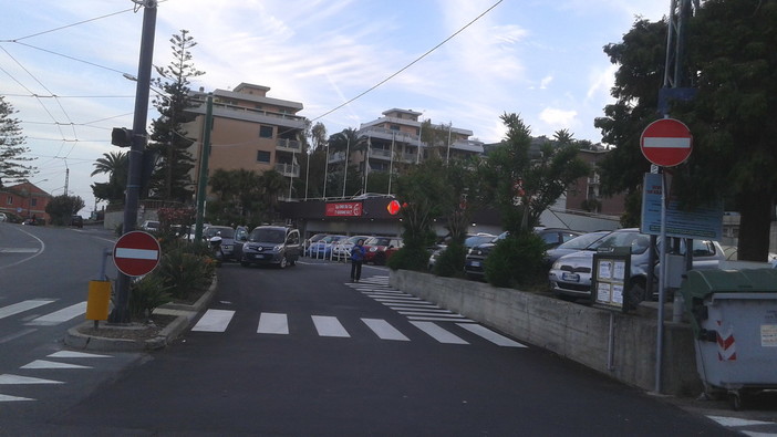 Sanremo: auto in divieto nella zona davanti al supermercato di Villa Helios, la segnalazione di un nostro lettore Sanremo: auto in divieto nella zona davanti al supermercato di Villa Helios, la segnalazione di un nostro lettore