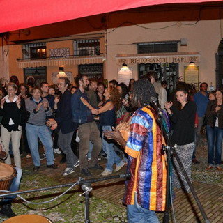 Sanremo: oltre 200 persone nella Pigna per le percussioni dei Cocomà, adesso si pensa già al bis Sanremo: oltre 200 persone nella Pigna per le percussioni dei Cocomà, adesso si pensa già al bis