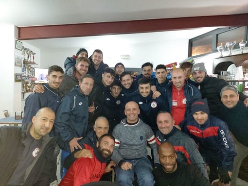 La squadra dell'Unione Camporosso Calcio con il campione di Handbike Saverio Di Bari (foto tratta dalla Pagina Facebook del club rossoblu) La squadra dell'Unione Camporosso Calcio con il campione di Handbike Saverio Di Bari (foto tratta dalla Pagina Facebook del club rossoblu)