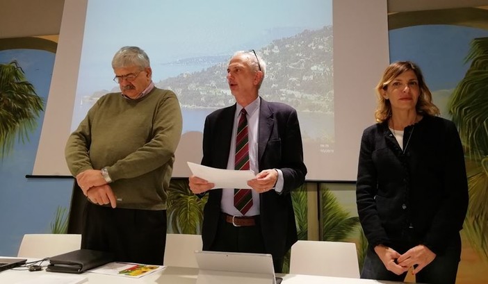Avvio dei lavori del Convegno da parte del Prof. Mauro Mariotti, Presidente del Floriseum di Sanremo e Docente dell’Università di Genova, dell’Assessore Barbara Biale alle attività produttive del Comune i Sanremo e del Dott. Fiorenzo Gimelli del Centro Servizi per la Floricoltura di Sanremo