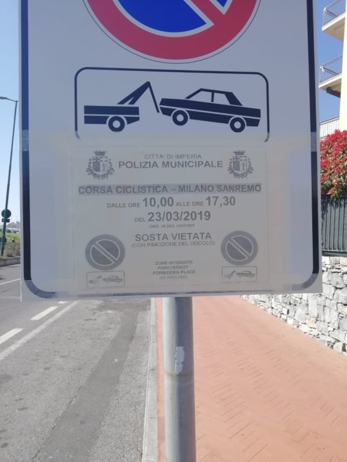 Imperia: la Polizia Locale non rimuove il cartello di divieto per la Milano-Sanremo e il carro attrezzi porta via le auto, multa e 140 euro per recuperare i mezzi
