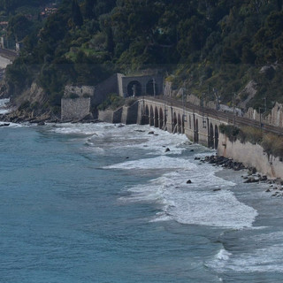 Ventimiglia: sversamento di carburante davanti alle Calandre da parte di un rimorchiatore del porto, potrebbe essere emanato il divieto di balneazione