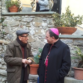 #ilfuocodelcuore di Castelvittorio chiude l'iniziativa di Natale di SR News con la bella immagine del Vescovo Suetta insieme a Guido di 102 anni! #ilfuocodelcuore di Castelvittorio chiude l'iniziativa di Natale di SR News con la bella immagine del Vescovo Suetta insieme a Guido di 102 anni!