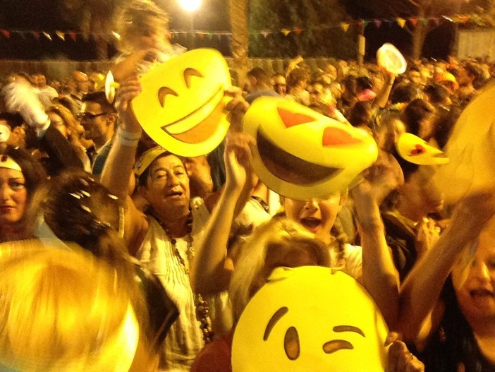 Bordighera: con la consueta numerosa affluenza di pubblico, successo ieri sera per il Carnevale estivo di Sasso (foto)