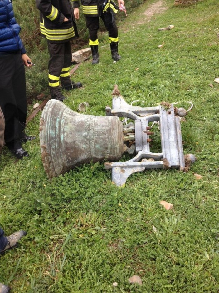 Costarainera: un fulmine provoca la caduta della campana della Chiesa di Sant'Antonio Abate Costarainera: un fulmine provoca la caduta della campana della Chiesa di Sant'Antonio Abate