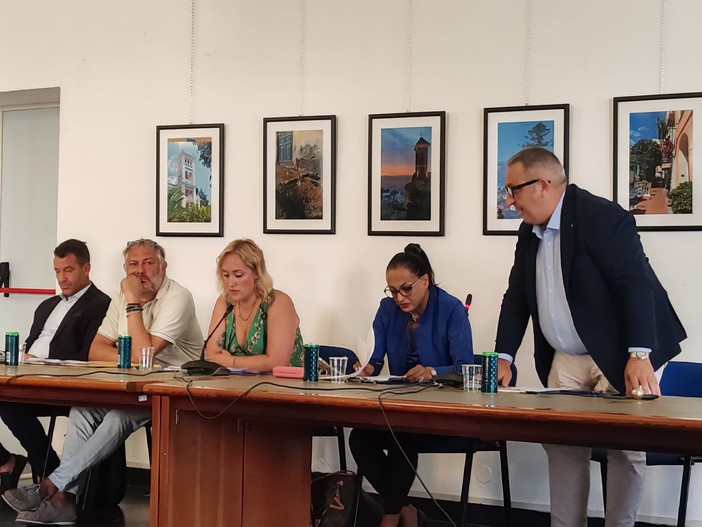 Lutto cittadino per la bimba morta a Bordighera, approvata la mozione di Fratelli d'Italia Lutto cittadino per la bimba morta a Bordighera, approvata la mozione di Fratelli d'Italia