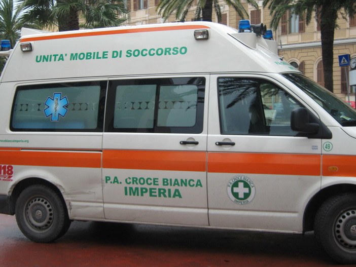 Imperia: 25enne cade in zona Cantalupo e finisce contro un'auto, soccorso dalla Croce Bianca