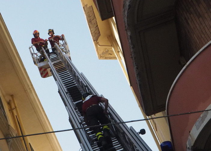 Ventimiglia, cadono calcinacci in corso Genova e colpiscono alcune auto: intervengono i Vigili del Fuoco Ventimiglia, cadono calcinacci in corso Genova e colpiscono alcune auto: intervengono i Vigili del Fuoco