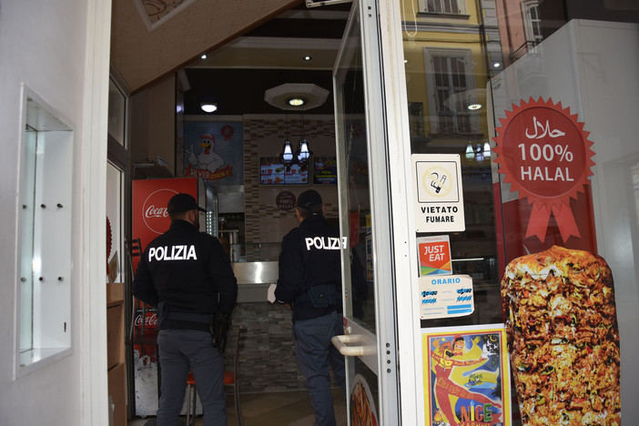 Ventimiglia, sospesa la licenza ad un noto kebab del centro: era ritrovo di pregiudicati (foto) Ventimiglia, sospesa la licenza ad un noto kebab del centro: era ritrovo di pregiudicati (foto)