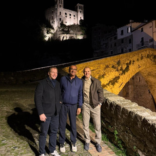Passeggiata nel centro storico e serata tra amici, Carlo Conti visita Dolceacqua