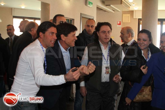 Festival: il televoto premia Vecchioni, ma era un segreto. Scompiglio in sala stampa