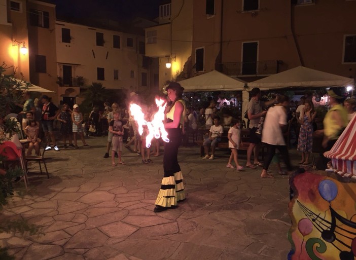 Imperia: grande successo a Borgo Marina per lo spettacolo della Famiglia Saltimbanchi