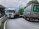 Tir incastrati al Colle di Nava: traffico in tilt sulla 28 e residenti infuriati (foto)