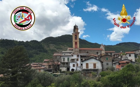 Fulmine sul campanile di Corte, servono lavori urgenti per mettere in sicurezza l’area: residenti ancora fuori casa