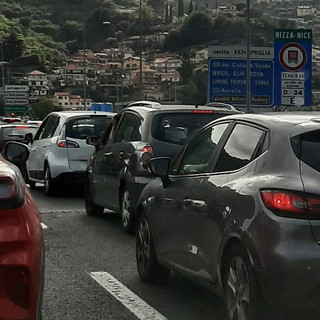 Nuove lamentele per l'autostrada a Ventimiglia: "Le colonnine automatiche non riescono a leggere i biglietti" Nuove lamentele per l'autostrada a Ventimiglia: "Le colonnine automatiche non riescono a leggere i biglietti"