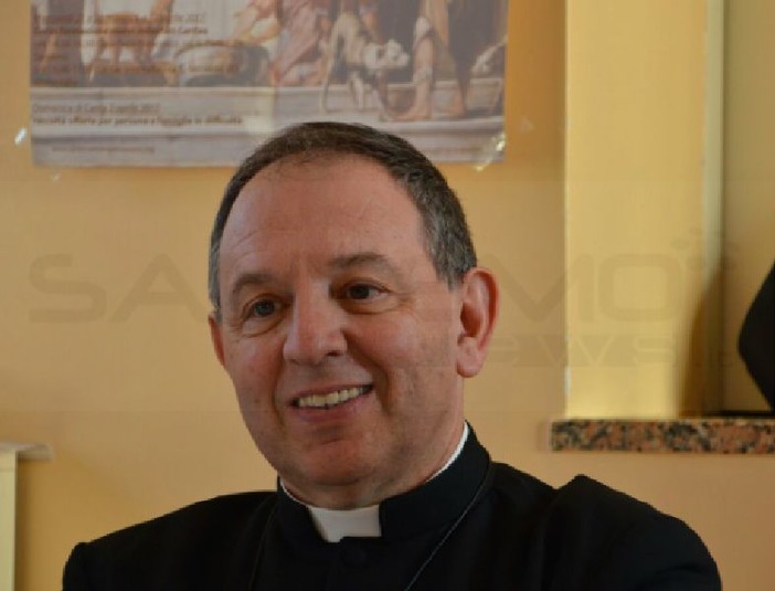 Tratta di esseri umani al confine e business dei 'passeur', intervista a Mons. Suetta: “Una pratica indegna in una situazione seria e tragica” (Video)