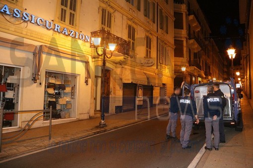 Sanremo: 'Senza fretta, senza tregua', controlli della Polizia con i cani in una palazzina di via Marsaglia