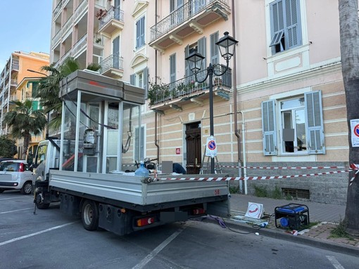 Ventimiglia, rimossa la vecchia cabina telefonica in via Milite Ignoto (Foto) Ventimiglia, rimossa la vecchia cabina telefonica in via Milite Ignoto (Foto)