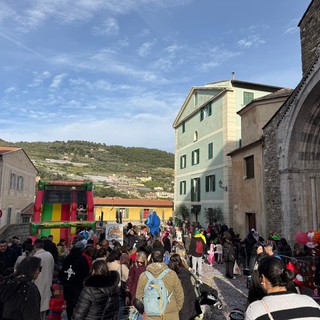 Musica, giochi e divertimento: il Carlevà d'a Ciassa anima il centro storico di Ventimiglia (Foto) Musica, giochi e divertimento: il Carlevà d'a Ciassa anima il centro storico di Ventimiglia (Foto)