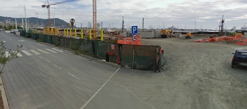 Porto turistico: gli operai della Save Group tentano il blitz per riprendersi delle recinzioni, litigano con quelli della Tasca e finiscono in Questura Porto turistico: gli operai della Save Group tentano il blitz per riprendersi delle recinzioni, litigano con quelli della Tasca e finiscono in Questura