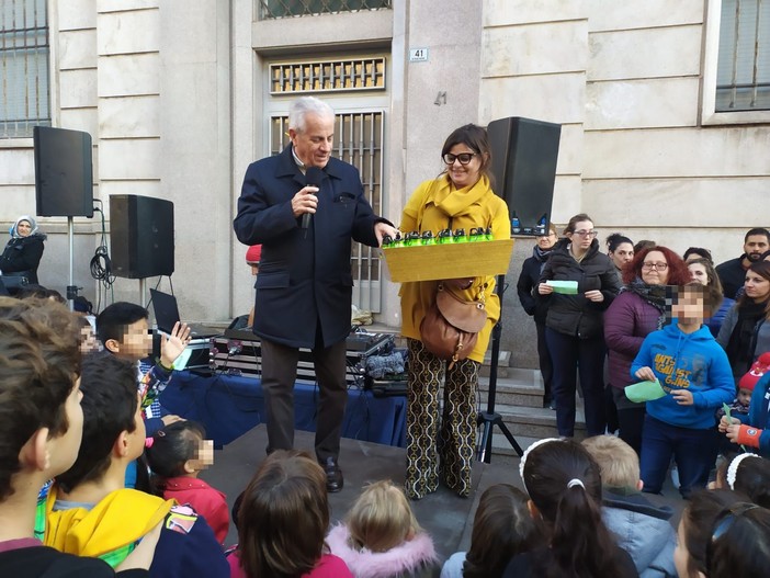 Imperia: grande festa in via Cascione per la consegna delle borracce ai bambini delle scuole (foto e video) Imperia: grande festa in via Cascione per la consegna delle borracce ai bambini delle scuole (foto e video)