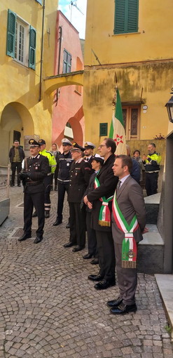 Cervo: per le celebrazioni del 25 Aprile, depositata corona d'alloro al monumento ai caduti (foto)