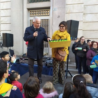 Imperia: grande festa in via Cascione per la consegna delle borracce ai bambini delle scuole (foto e video) Imperia: grande festa in via Cascione per la consegna delle borracce ai bambini delle scuole (foto e video)