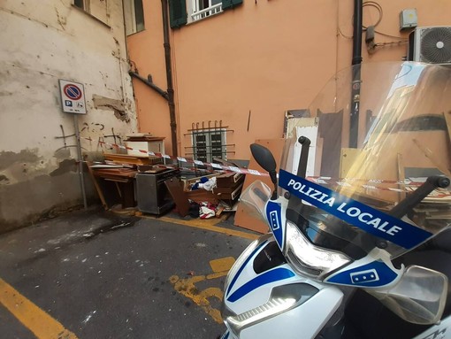 Sanremo, blitz serali contro l’abbandono dei rifiuti: multe fino a mille euro, controlli in borghese e telecamere (Foto) Sanremo, blitz serali contro l’abbandono dei rifiuti: multe fino a mille euro, controlli in borghese e telecamere (Foto)