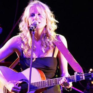 La cantautrice Chiara Ragnini trionfa a Milano e vince il Premio Donida 2011