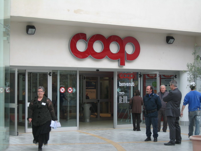 Da lunedì si potranno pagare le bollette anche alla cassa dei supermercati Coop