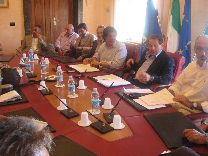 Il tavolo della conferenza stampa