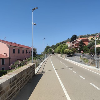 Paura al Prino di Imperia, auto a forte velocità imbocca la ciclabile Paura al Prino di Imperia, auto a forte velocità imbocca la ciclabile