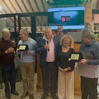 Si trasferiscono in Puglia, la compagnia Balestrieri di Ventimiglia consegna una targa a Nunzia e Sebastiano (Foto)