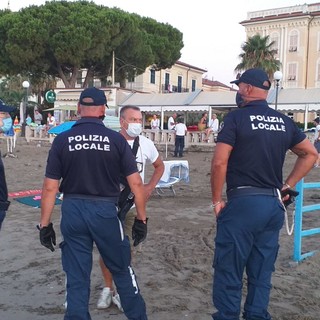 Diano Marina, controlli della Municipale e della Guardia Costiera contro l'occupazione abusiva della spiaggia. Mistretta: "No alla giungla" (Foto)