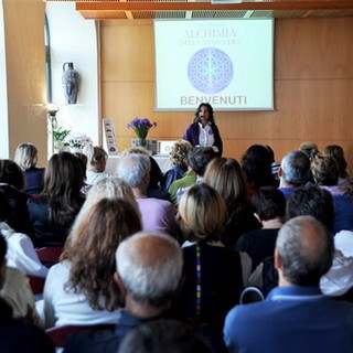 Imperia: successo per l'anteprima nazionale del nuovo libro di Chiara Zappoli ‘Alchimia della Nuova Era’