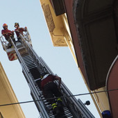 Ventimiglia, cadono calcinacci in corso Genova e colpiscono alcune auto: intervengono i Vigili del Fuoco Ventimiglia, cadono calcinacci in corso Genova e colpiscono alcune auto: intervengono i Vigili del Fuoco