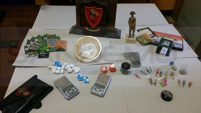Ventimiglia: arrestati dai Carabinieri due tunisini in possesso di 70 grammi di eroina pura già suddivisa in dosi Ventimiglia: arrestati dai Carabinieri due tunisini in possesso di 70 grammi di eroina pura già suddivisa in dosi