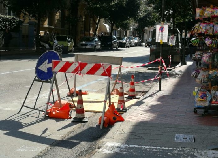 Ventimiglia: cantiere aperto in via Roma per lavori sulla fognatura, Nazzari “E' così dal 14 marzo, il Sindaco dovrebbe girare di più in città”