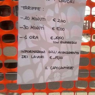 Imperia: le informazioni sulla pedonalizzazione di via Cascione hanno un prezzo. Il cartello ironico degli operai