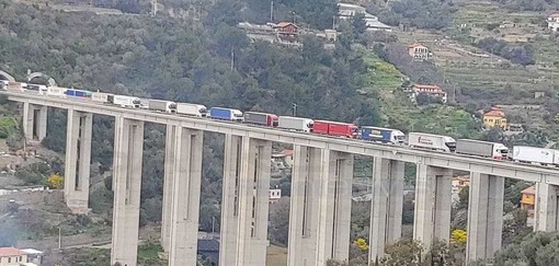 Caos cantieri, autisti di bus turistici bloccati per ore in autostrada: il Gruppo Alziamo i toni scrive una lettera alla Regione Liguria
