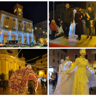 Imperia, la magia del Natale avvolge la città con l'accensione delle luminarie, Scajola: "Serve il ritorno alla normalità. A Capodanno evento per giovani e bambini" (foto e video)