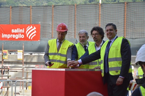 Nuovo ponte sul Polcevera: ecco la prima colata di cemento. Toninelli: "Inaugurazione nel 2020" Nuovo ponte sul Polcevera: ecco la prima colata di cemento. Toninelli: "Inaugurazione nel 2020"
