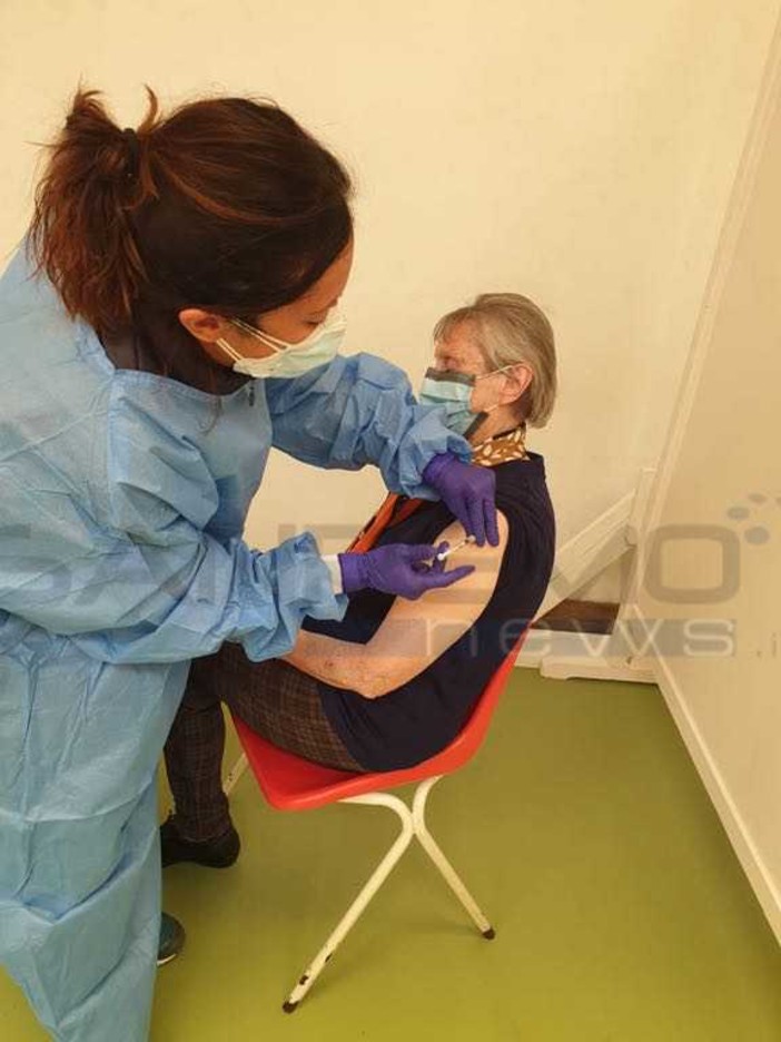 Covid, Regione: “In Liguria quasi 90% di dosi somministrate agli anziani, dimezzata l'incidenza e ospedali sotto controllo” Covid, Regione: “In Liguria quasi 90% di dosi somministrate agli anziani, dimezzata l'incidenza e ospedali sotto controllo”