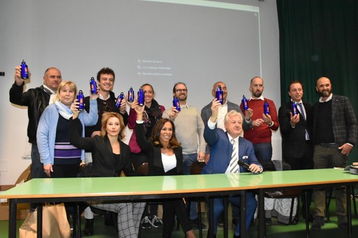Ventimiglia: lotta alla plastica monouso, donate oltre 2000 borracce ai bambini delle scuole (Foto e Video) Ventimiglia: lotta alla plastica monouso, donate oltre 2000 borracce ai bambini delle scuole (Foto e Video)