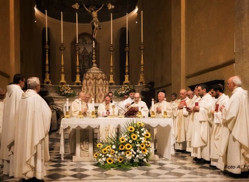 Firmato l'accordo tra Cei e Governo per un protocollo di sicurezza: si potrà tornare a Messa dal 18 maggio